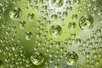 Grüne Water Bubbles aus einem Duschkopf.